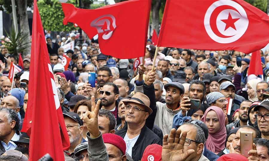    يتقاطع معها في أسباب الغضب ويتخلّى عنها في المواجهة..     الفجوة تتسع بين المعارضة والشارع